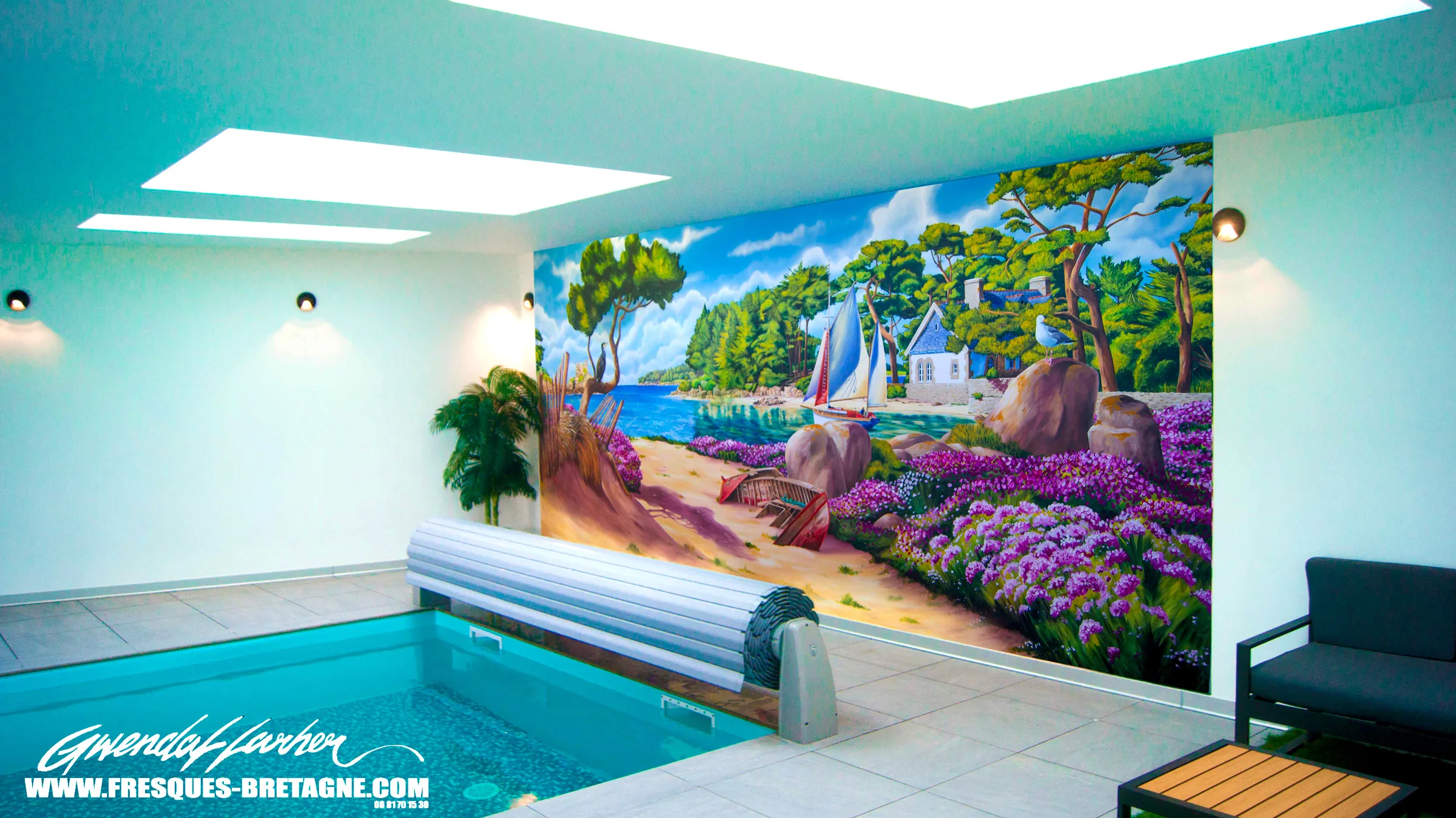 Décor exotique en trompe-l'œil sur le mur d'une piscine intérieure à Guingamp, peinture résistante à l'humidité et à la condensation